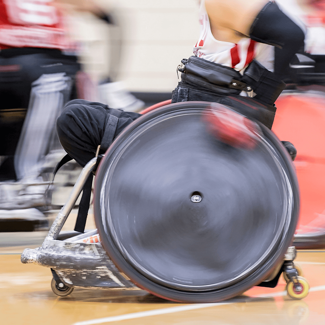 קבוצה של משתמשים בכיסאות גלגלים ממונעים המשחקים רוגבי בכיסאות גלגלים, מציגים את האינטנסיביות והתחרותיות של הספורט.