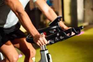 hands man training gym doing cyclo indoor 1139 1715 1